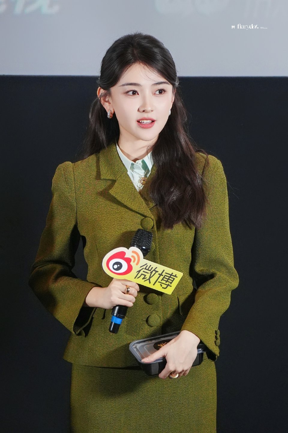 梁洁美成洋娃娃了 梁洁追剧团现场抱着鸡排盒俏皮自称“鸡排姐”，灵动又娇憨，生图状