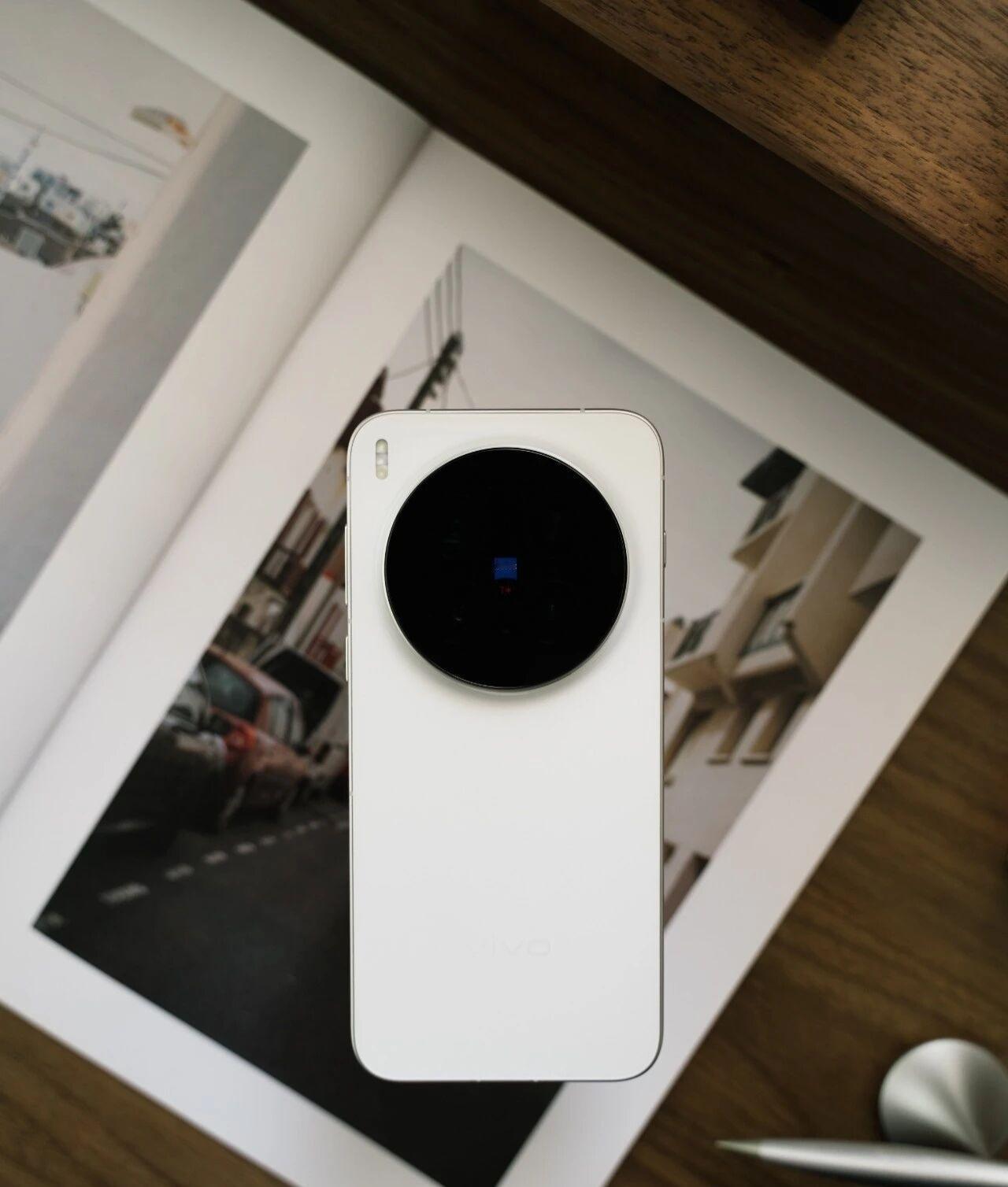 用着vivo X300 Pro，期待Ultra在过去几个月里面，X300 Pro