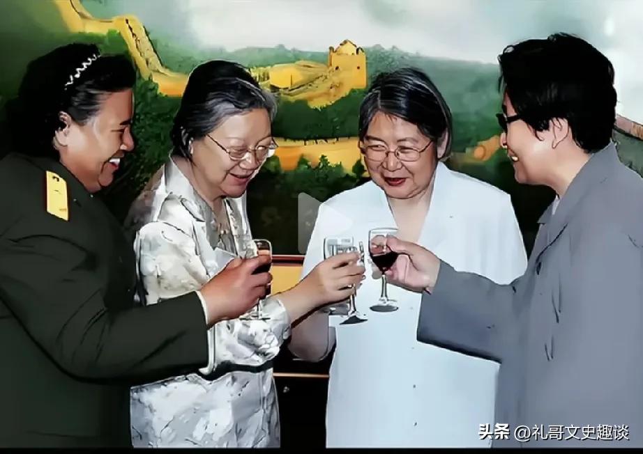 多么温馨的一幕，这是伟人的最亲的人，加女儿李敏李纳，俩儿媳妇刘思齐和邵华。刘思齐