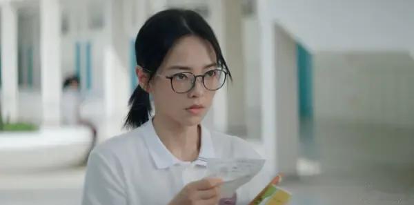 同样打着天才少女的旗号，《天才女友》落到和《炽夏》相似的争议处境，问题并不单单是