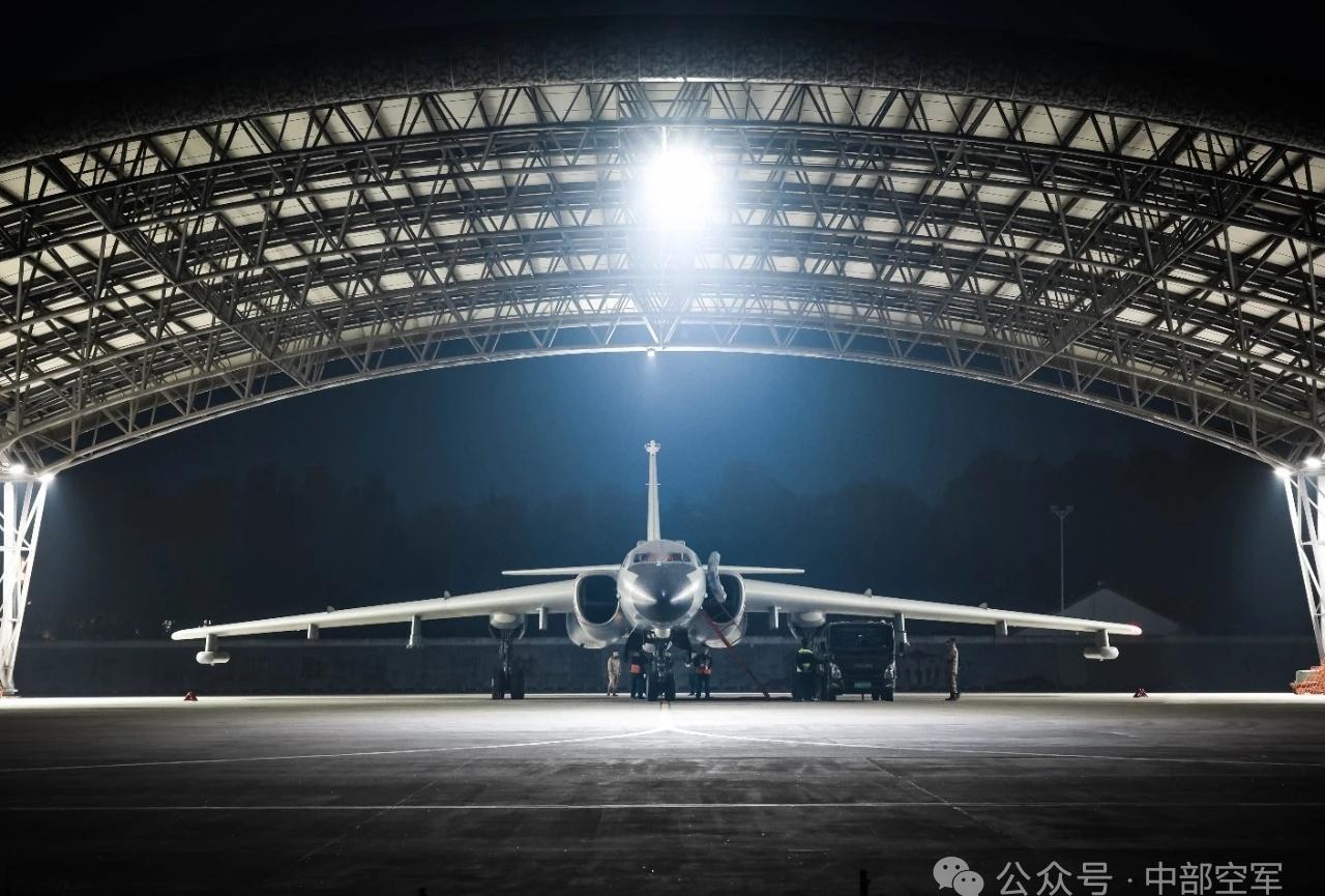 中部战神

“神威大队”所在的中空某团轰-6K

白色光电头特写

烽火问鼎计划