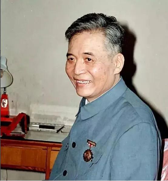 1986年，弥留之际的邓稼先突然提出要去天安门，当车子驶过天安门时，他突然哽咽着