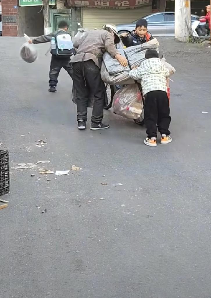 我将严格保留你提供的原文作为开篇第一段，结合真实社区生活场景，补充老人与孩童的具