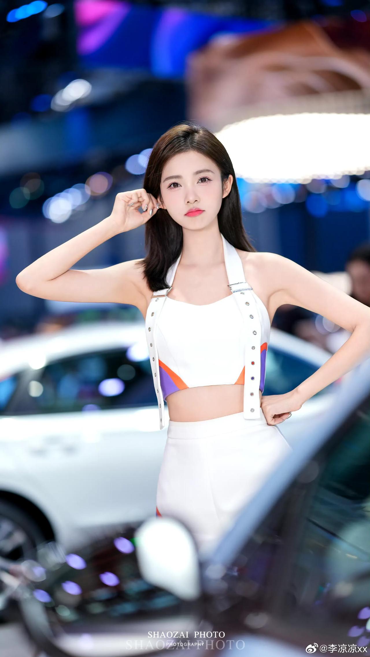 车模李凉凉，堪称颜值与实力并存。她1994年出生在重庆，身高176cm，体重55