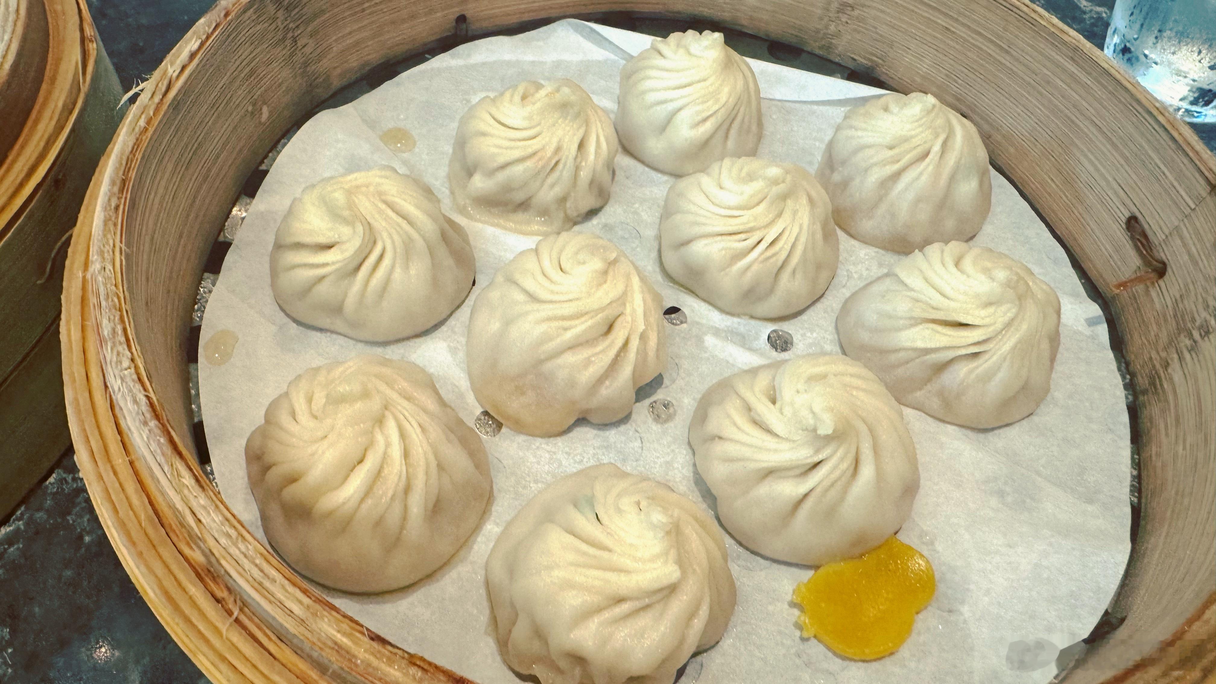晚上非非说要吃鼎泰丰，阿凤说：“你能把鼎泰丰三个中文字写出来就给你吃。”非非立刻