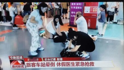 “上央视新闻了！”女子上一秒还拉着儿子手，下一秒她眼前一黑，瞬间倒地心脏骤停，儿