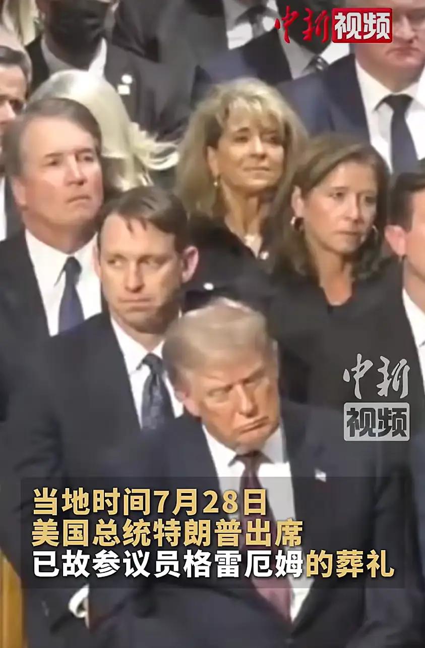 特朗普现在年纪确实大了，什么场合都喜欢打瞌睡，以前他嘲笑拜登这样，现在他活成了自