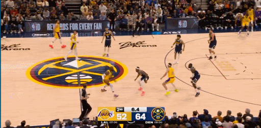 詹姆斯是真的没哨子！

半场最后一投，詹姆斯转身失衡强投命中后倒地，裁判没有表示