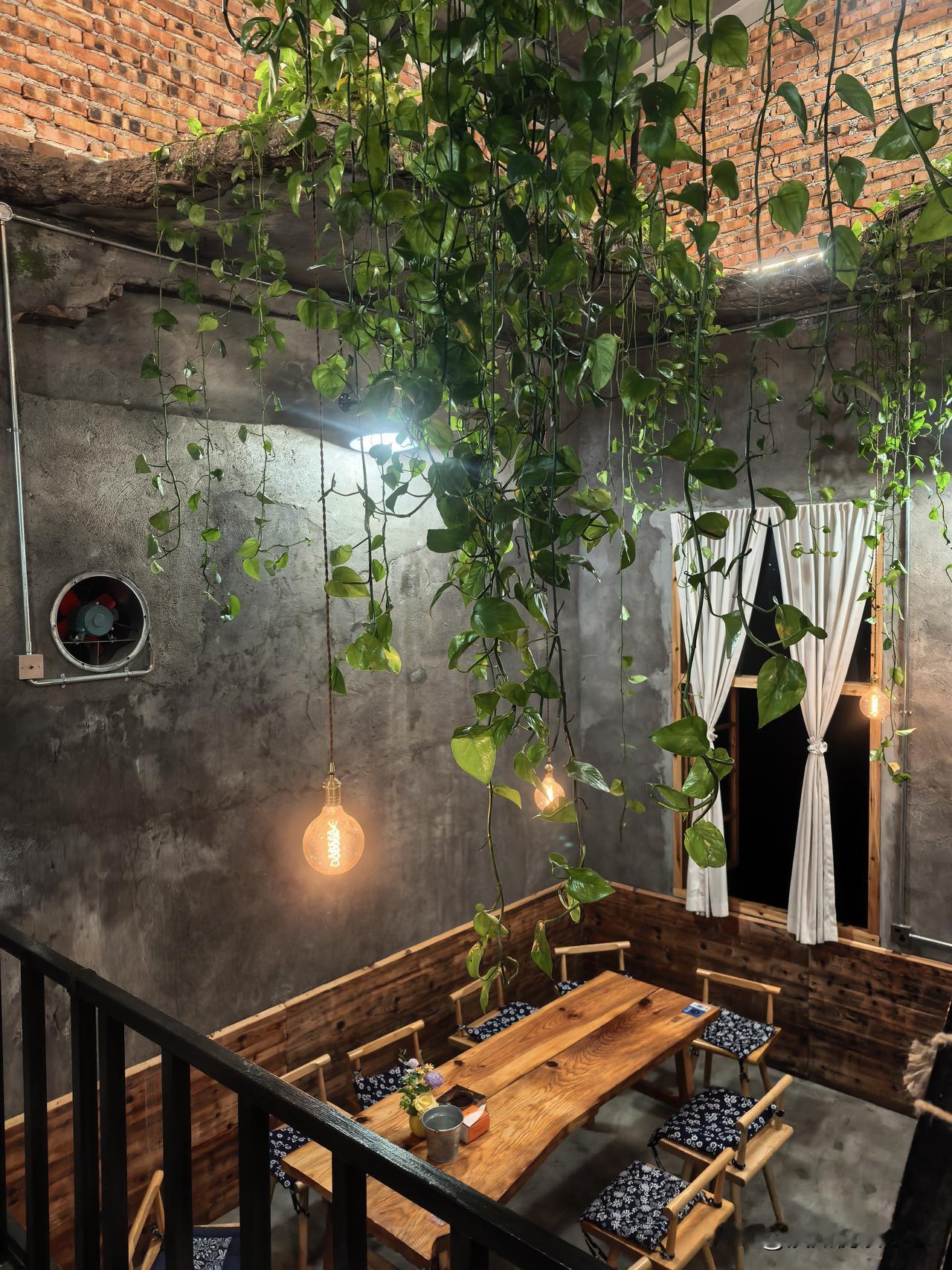 当然是依靠自己！
靠父母，父母总会老；
靠男人，除非你丧失自我；
靠子女，子女或