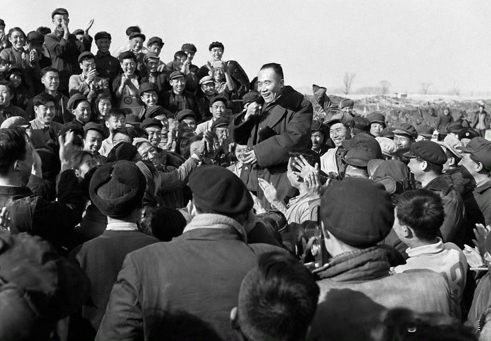 1958年，相声大师侯宝林在北京郊区为农民演出的场景，真可谓人民的艺术家。当时，