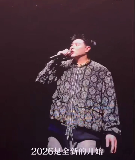 潘玮柏约大家一起跨年 家人们，潘玮柏喊大家跨年啦！舞台上他声音一响，就像一把火点