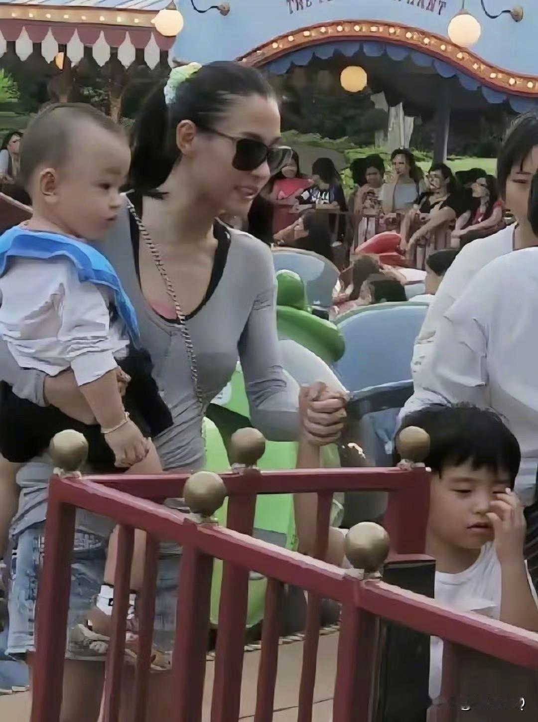 你陪我们长大，我们伴你慢慢变老。也许张柏芝不是个合格的妻子，但一定是个称职的好妈