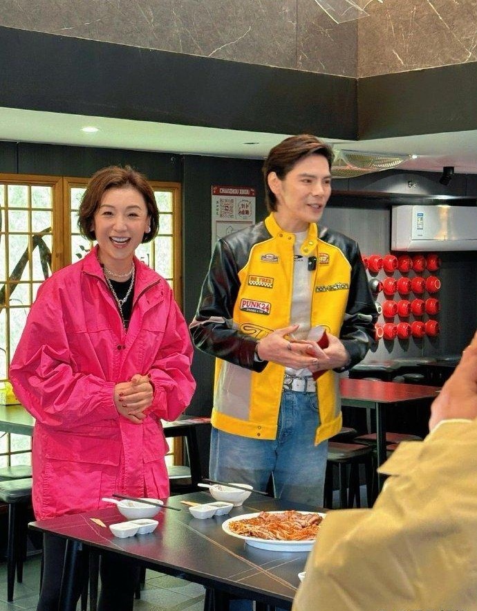 笑不活了！猛一看向佐还以为去送外卖了，和外卖小哥撞衫程度堪比复制粘贴，好不容易穿