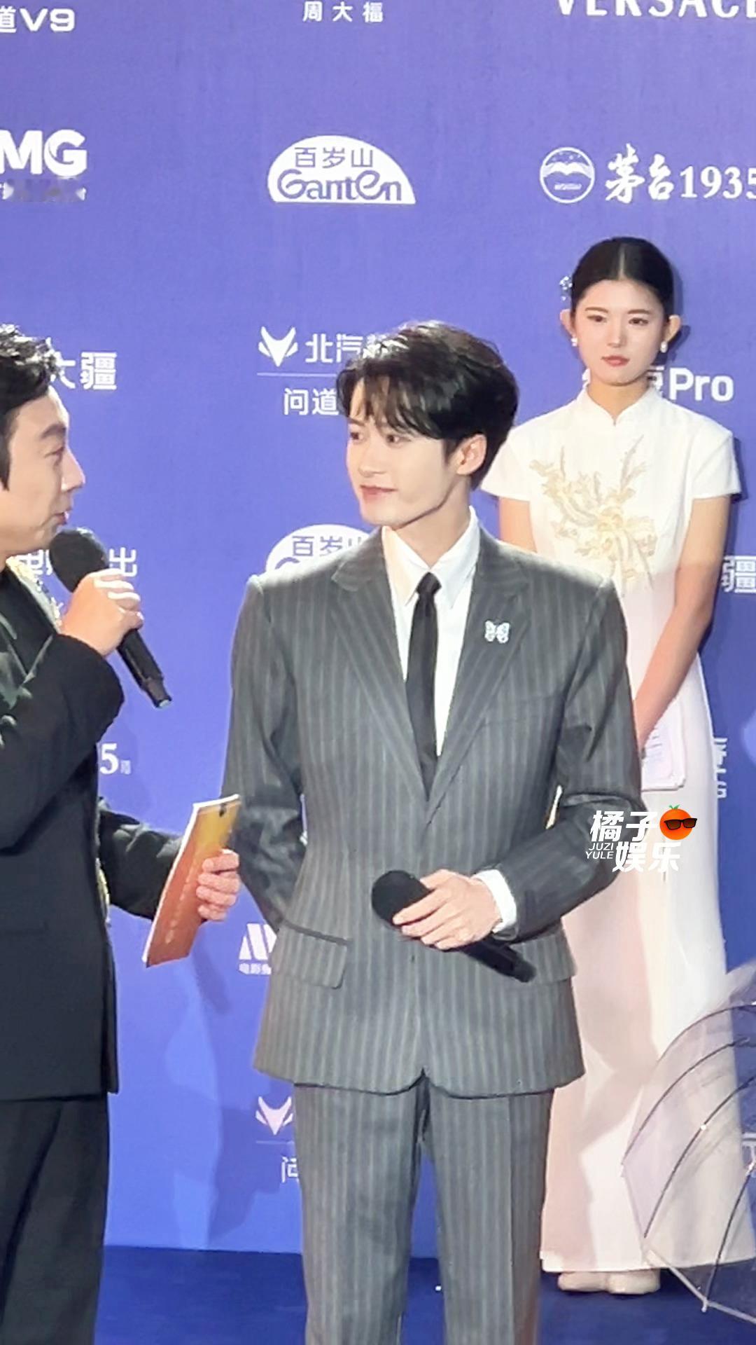 这个檀健次怎么看主持人眼神都这么深情啊。。。檀健次看主持人的眼神都深情