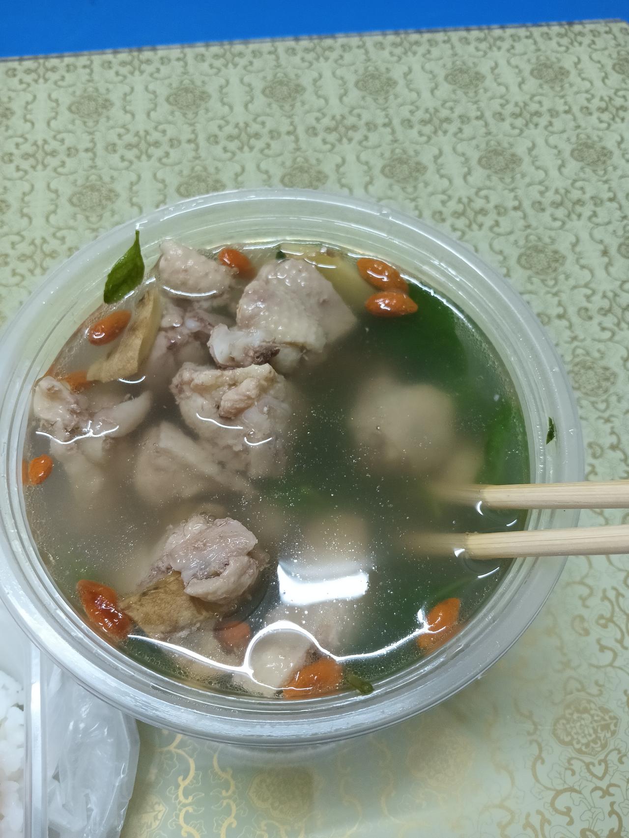 单身打工妹，一个人的生活。今天早上起来的太晚了。所以没有做饭。中午只能打一个鸡汤