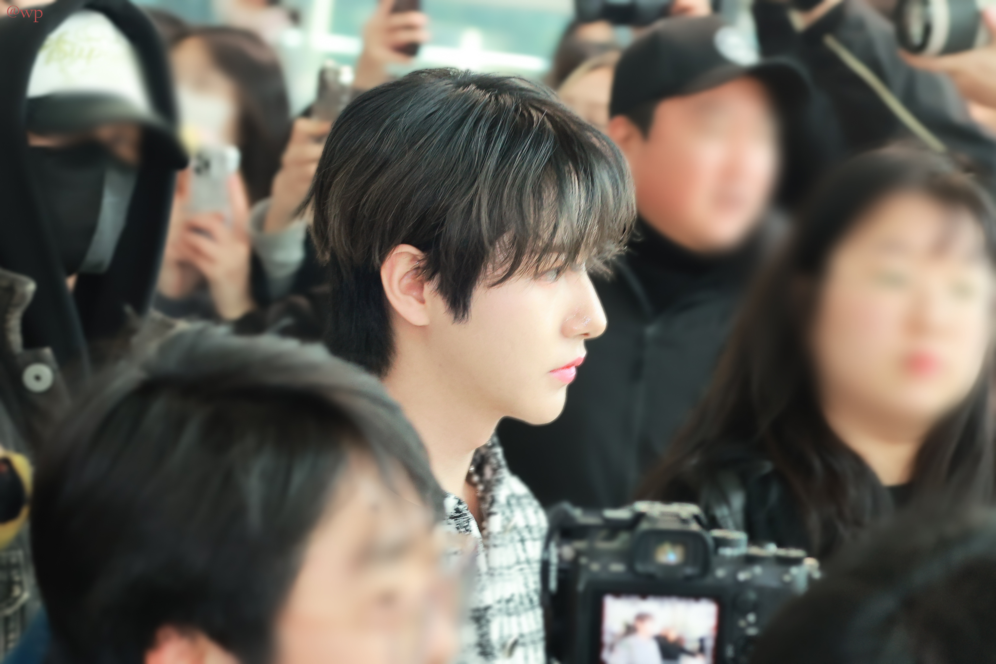 黄仁俊[超话]  hrj  黄仁俊  ✨在人群中发亮的美貌 