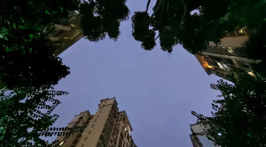 离婚后俩娃跟了男方，一想起孩子就掉眼泪，怎么才能松快点儿啊
 
傍晚抬头看这楼和