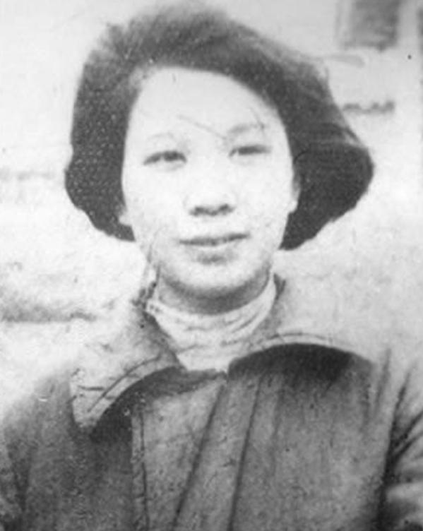 农民锄地意外挖出戴手铐的女遗骨，鉴定后确定，她就是中央苦苦寻找的人！1975年，