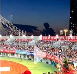 8月1日晚上，九江八里湖体育场里，球还没踢热，先把人看得一愣。
看台上有人拍到一