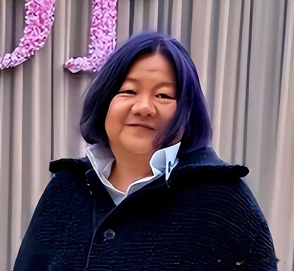 洪晃在外企上班当CEO时，有一年，洪晃谈一个生意项目，这个项目竞争比较激烈，她和