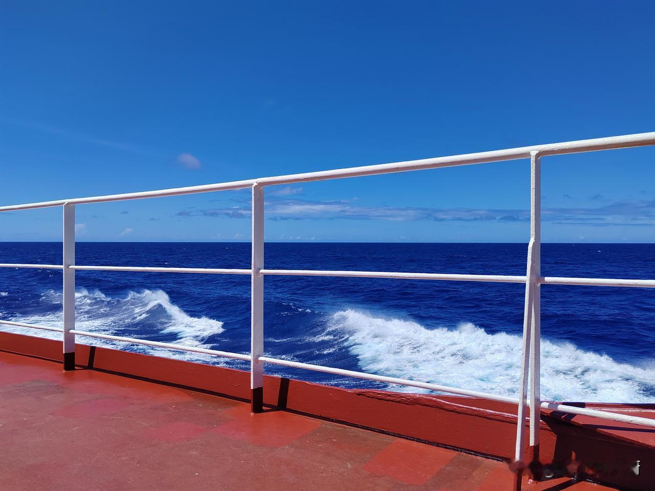 今天是一月份的最后一天，按照公司的要求，月底安全会议召开的日子，吃了晚餐，全船广