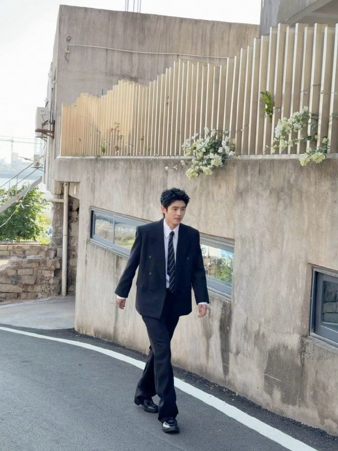 刘昊然走来走去就出图了，抓拍到一个脸熟的的刘昊然，谁懂这个昊然身上的少年感呢，期