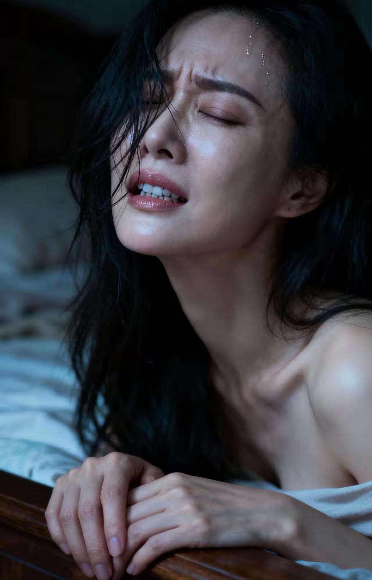 谁去帮帮这美女？不忍心让她这么痛苦，不知这美女怎么了？表情看起来很痛苦。旁边也没