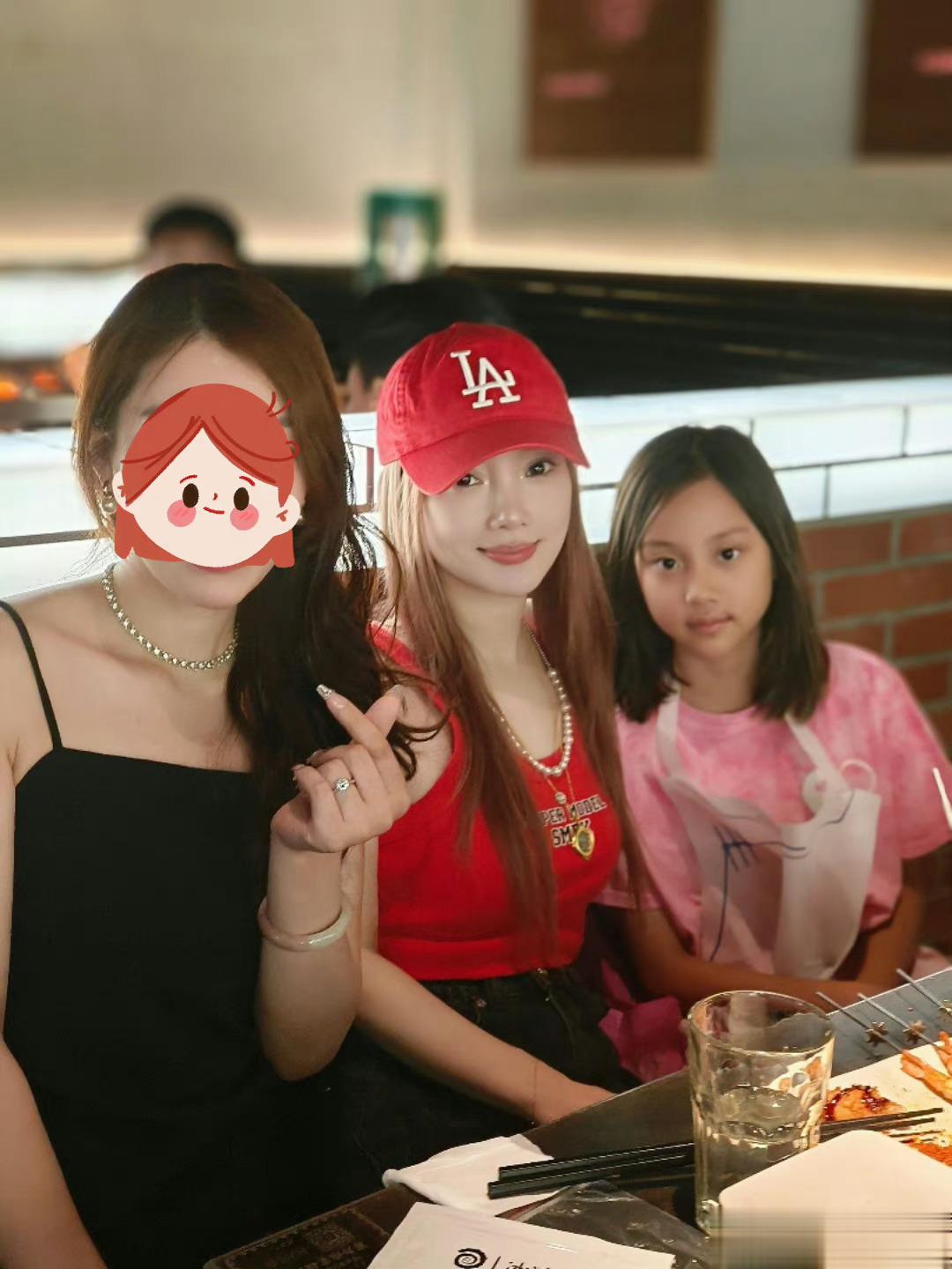 6月底的路人偶遇李小璐和甜小姐这个最美肤色差来自每天爱 多一点的客户端 ​​​