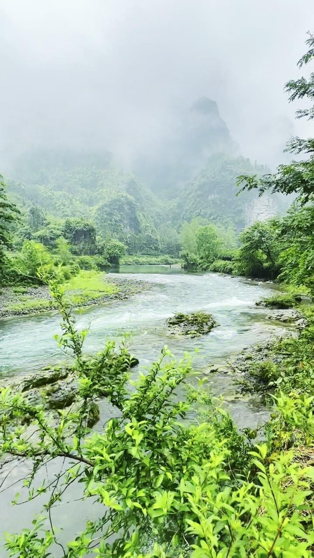 站在山水间，所有烦恼都被抚平。流水潺潺，青山悠悠，连遗憾也仿佛随波荡远。这一刻，