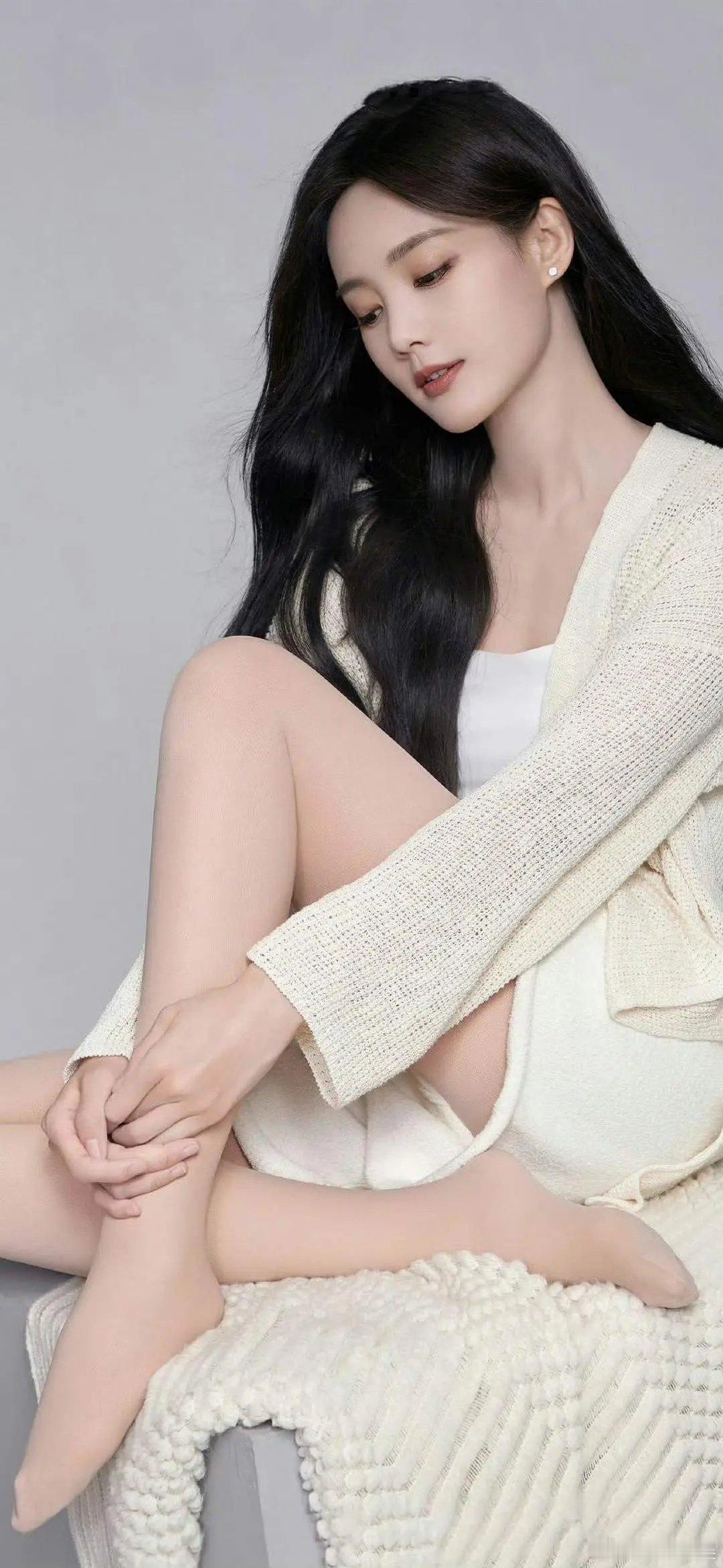 李一桐和白鹿这俩人长的也太像了吧，怪不得容易被弄混 ​​​