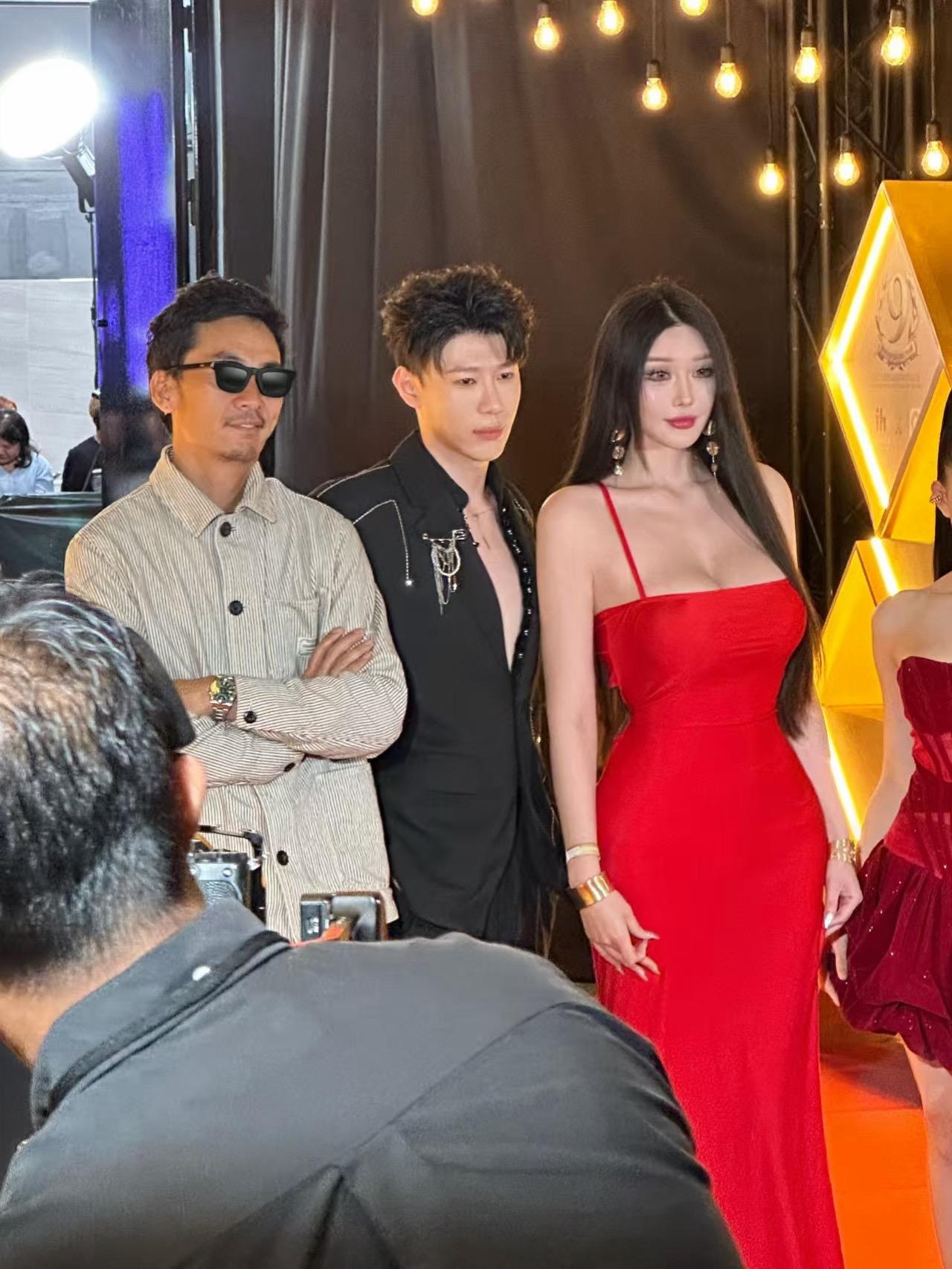 和喜欢的演员合照啦。