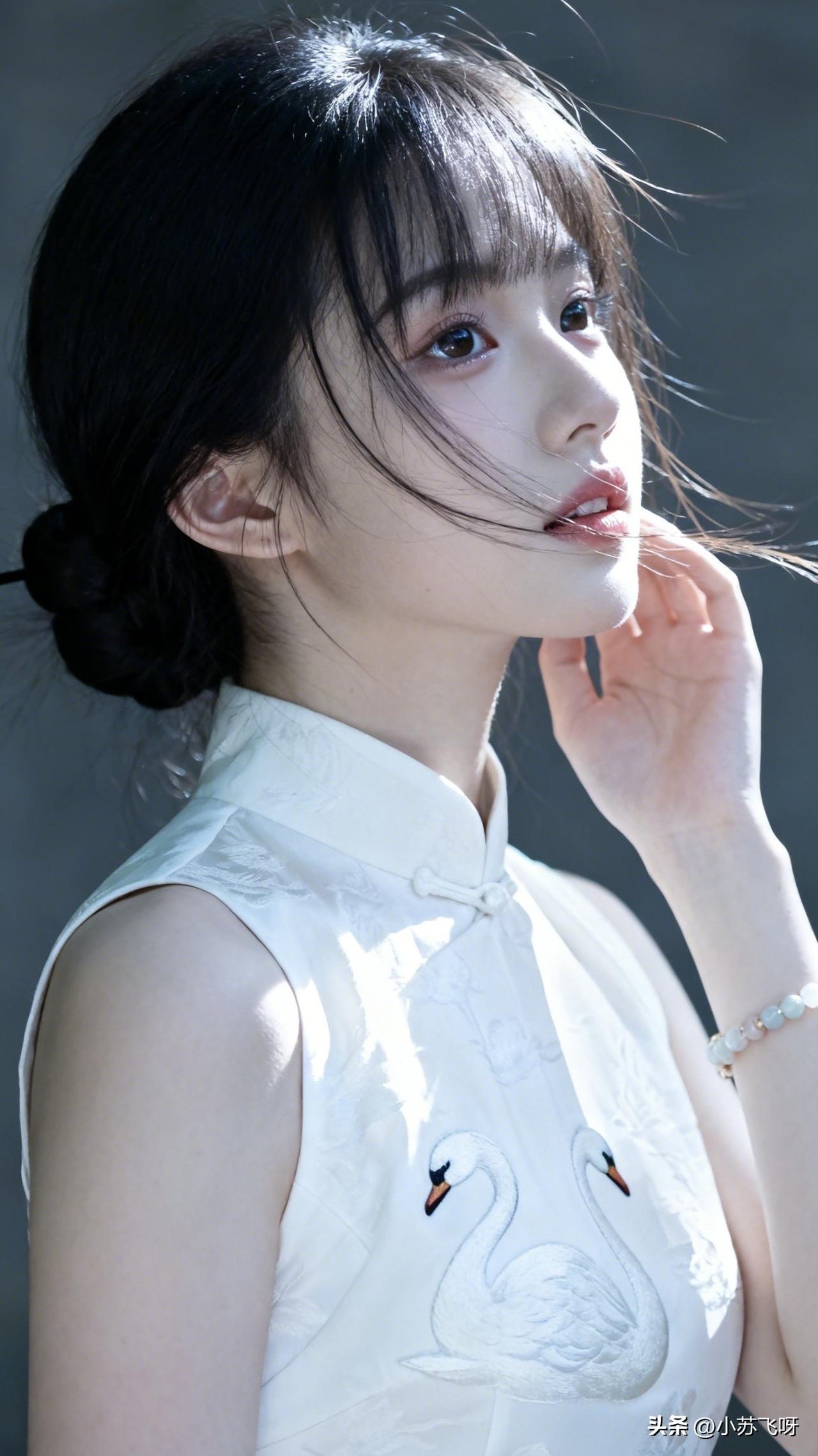 ：只觉“眉似远山不描而黛，唇若涂砂不点而朱”足以形容[玫瑰]……天生丽质，眉眼如