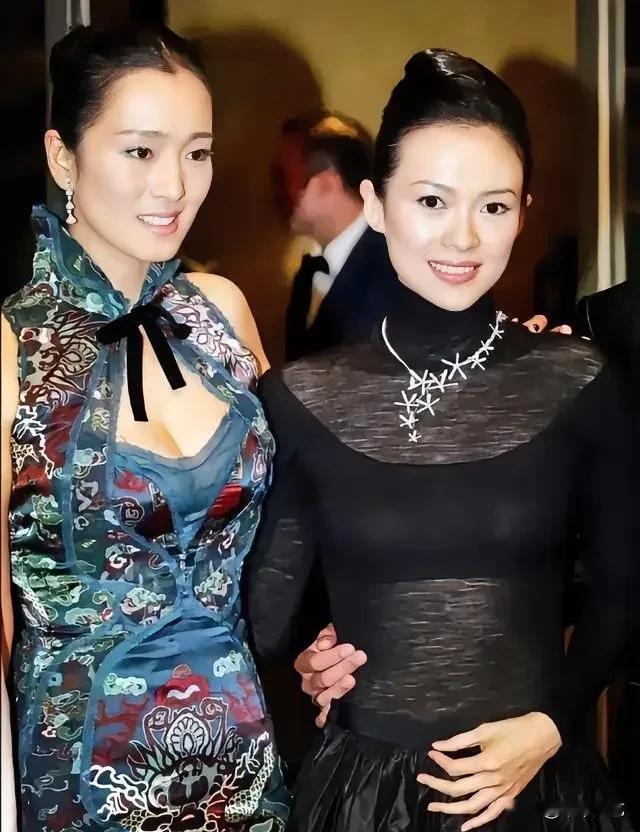 这俩人站一块绝对是“霹雳娇娃”组合.
（7个男朋友）巩俐：“你强任你强，明月照大