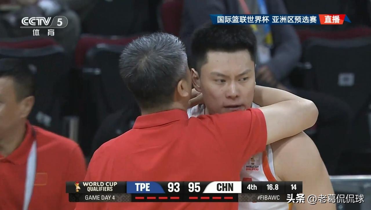 中国男篮主帅郭士强太感谢爱将李弘权了！在今天进行的中国男篮和中国台北男篮的比赛中