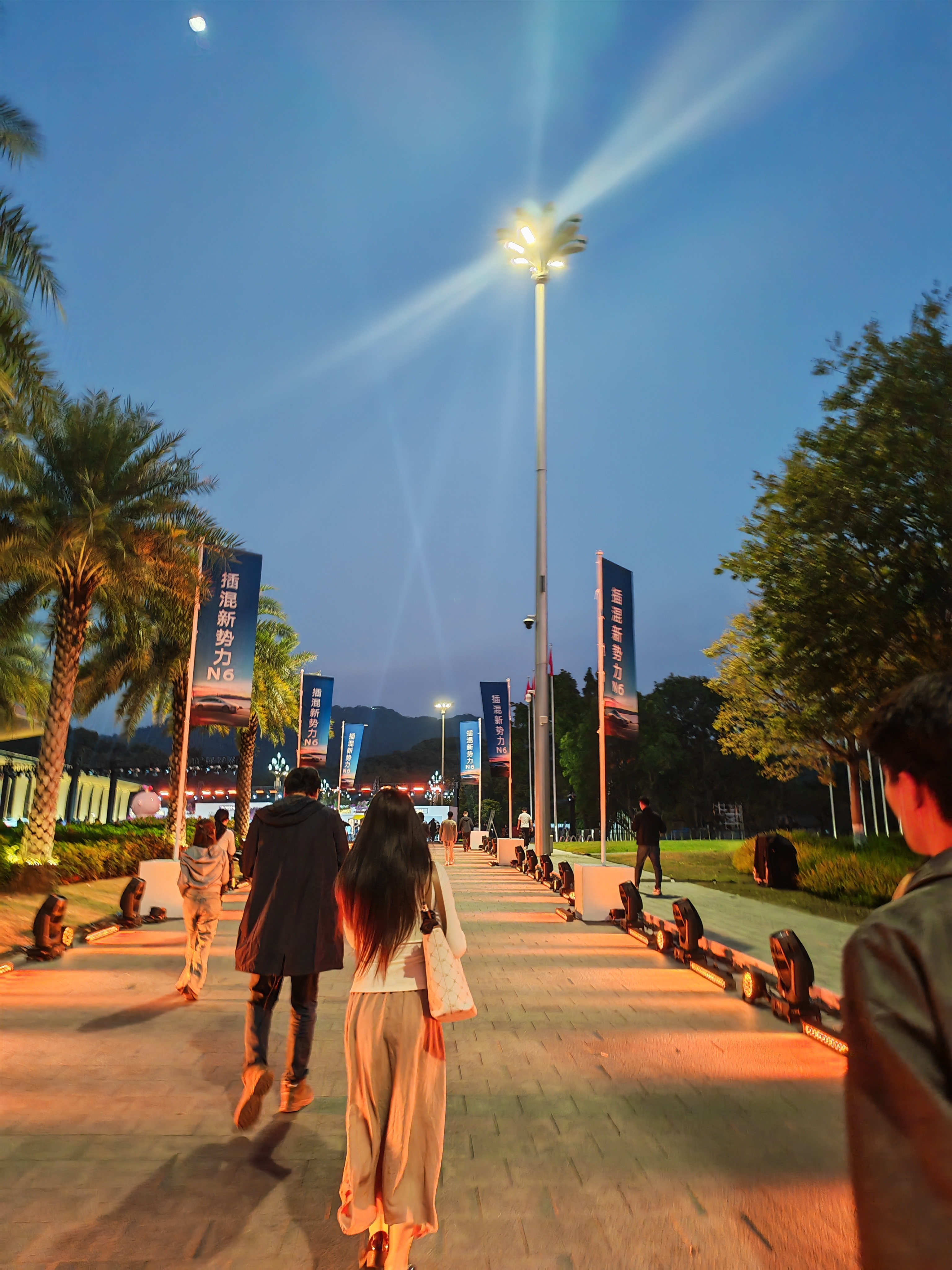 到东风日产N6 的发布会啦！最期待的就是百万级后排零压云毯大沙发，听说坐感超级软