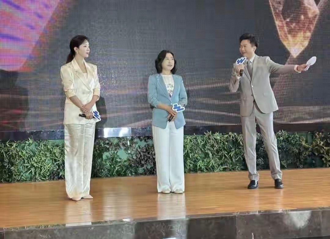李思思县城商演穿廉价西装，挣钱养俩儿子，很崇拜圈外老公，一派叹她＂从春晚跌到县城