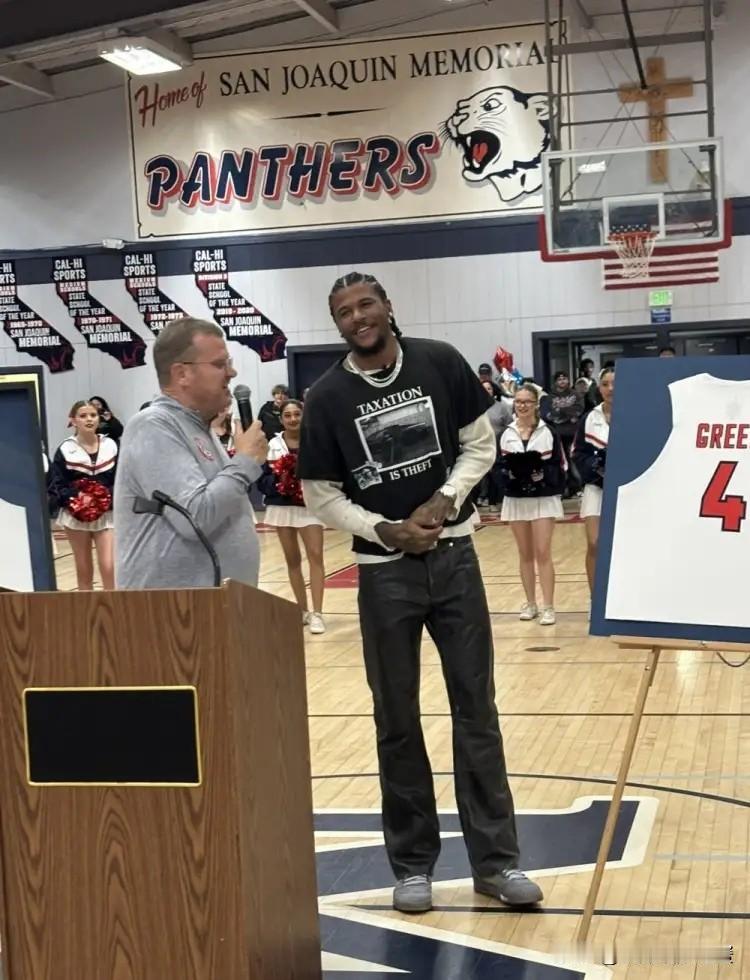 太阳超级后卫杰伦-格林真是太有排面了！据悉昨天杰伦-格林在高中所穿的4号球衣被圣