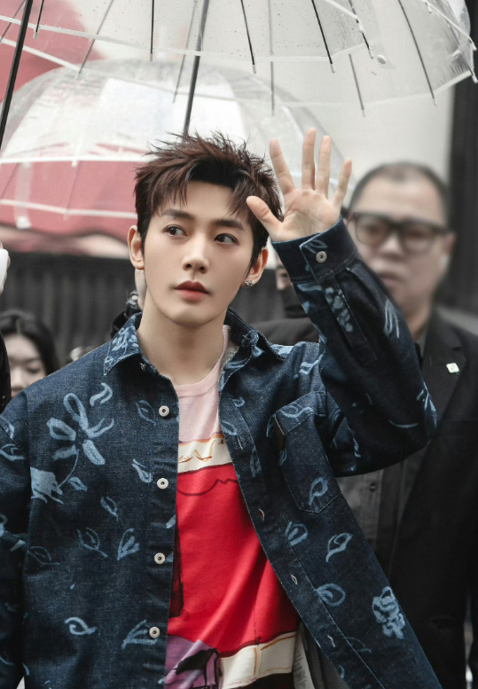 邓为和热巴的状态，真的是太好了，不惧任何镜头男的帅，女的美，站一起美如画也不知道