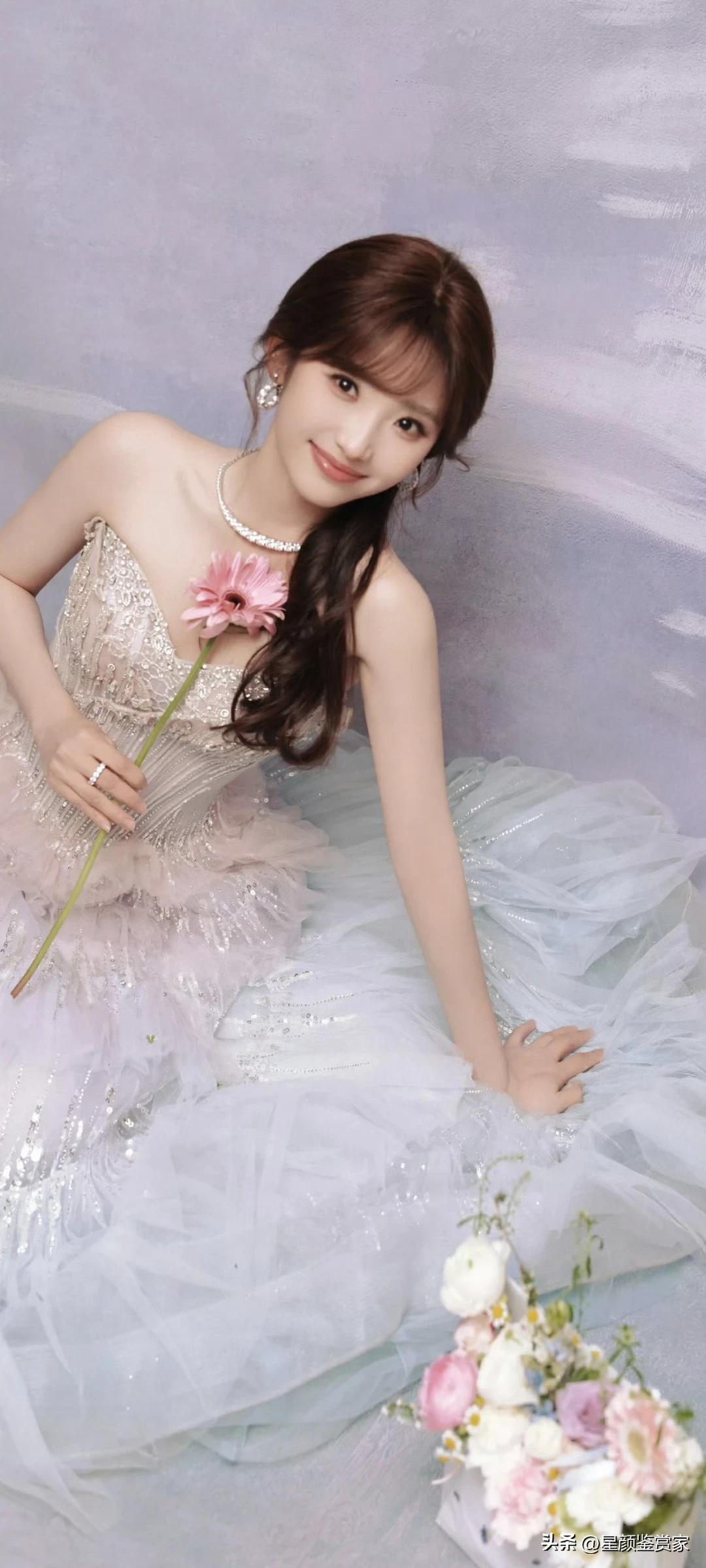 短剧演员许梦圆壁纸～
她是带着柔和气息的甜系少女，抬眼时的灵动，仿佛眼里揉进了星