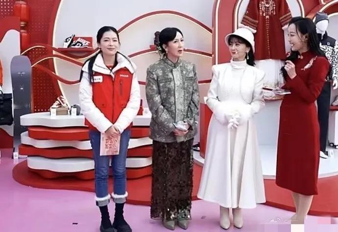 七十多岁的赵雅芝，还在努力工作，不得不说，姐姐身体是真的硬朗呀！穿着白色长款外套