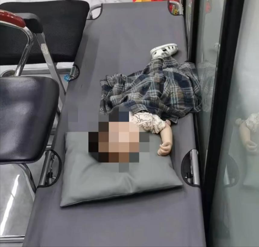 “毫无人性！”广东开平，1岁半男童被生父女友三次脚踢腹部，致肝脏、胰腺、肠破裂死