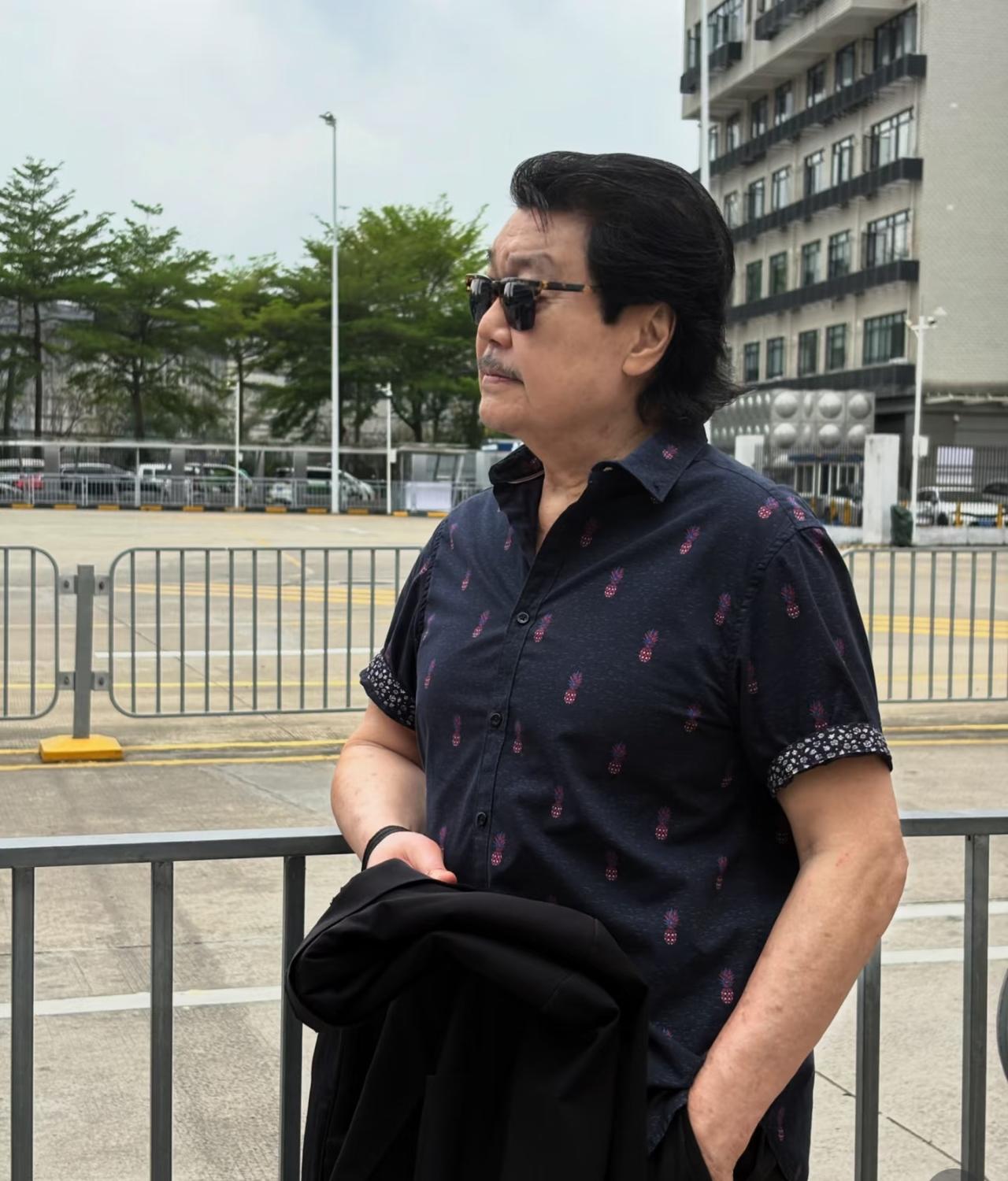 赵雅芝的老公黄锦燊现身深圳福田，老爷子一点都不像80岁的人。

这精神头，这发量