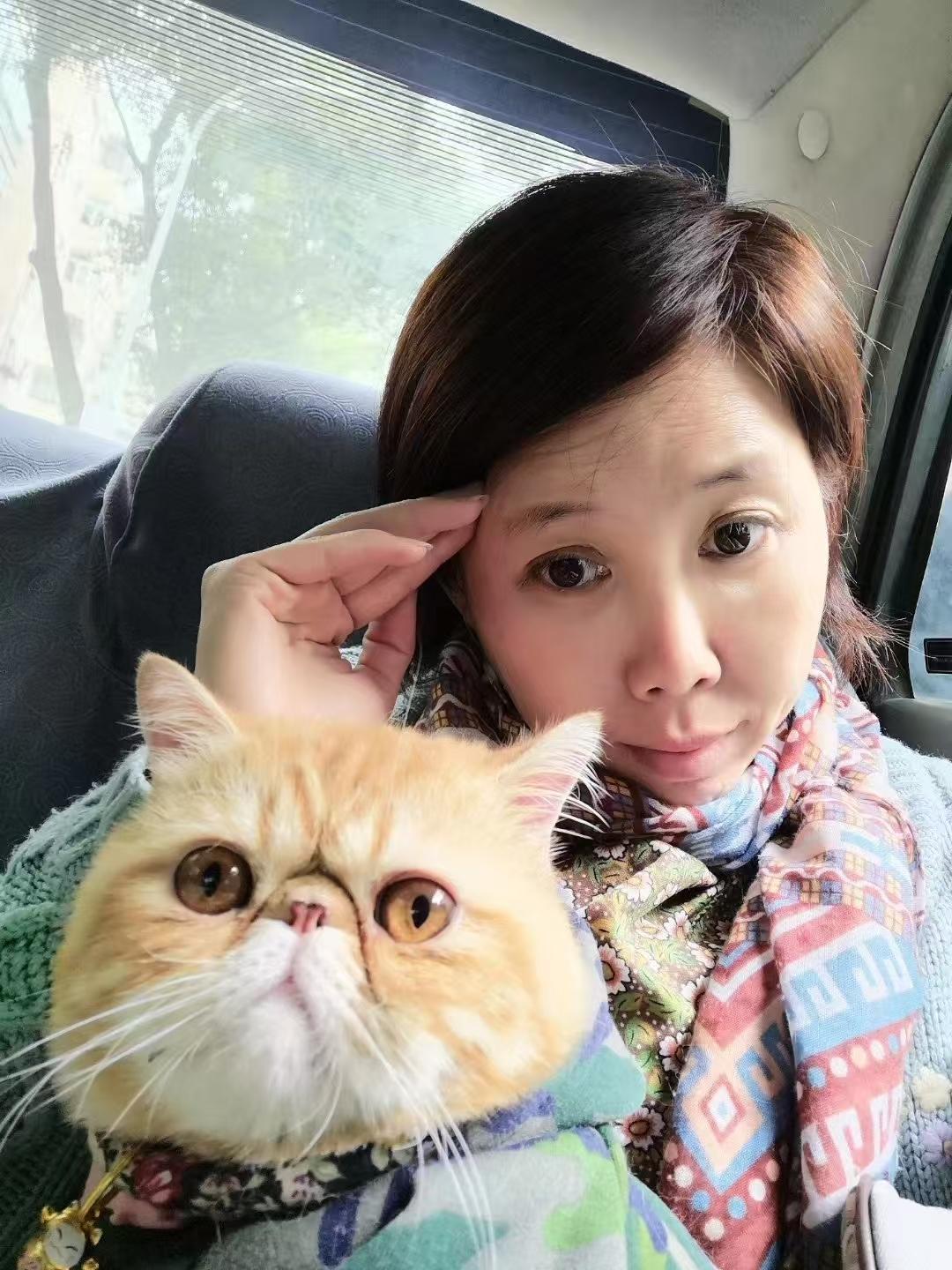 都说自己家的宠物越来越像自己。我发现了，好像真的。
我看看我和猫孩的照片，不仅这