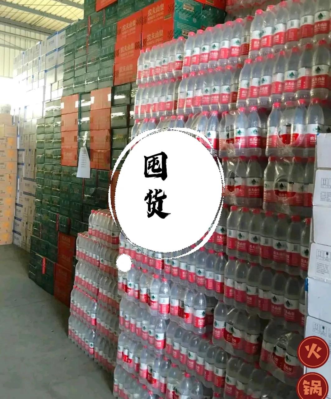 我认为我的合作商可能有些疯狂，因为他趁现在矿泉水价格优惠的时候，一次性订购了数辆