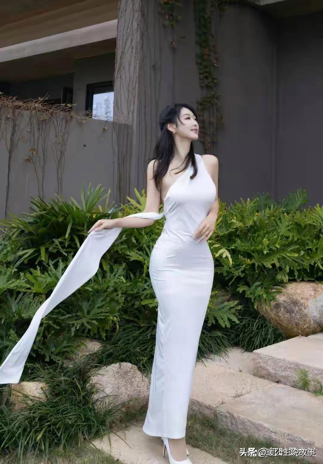 天呐！安琪这组春日户外写真一出来，直接把我美到失语！她穿那斜肩纯白长裙，露背设计