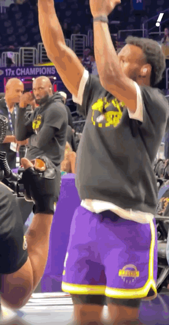 “死亡凝视”！布朗尼赛前练投篮，詹姆斯坐在看台边眼睛都不眨。
话说湖人真给布朗尼