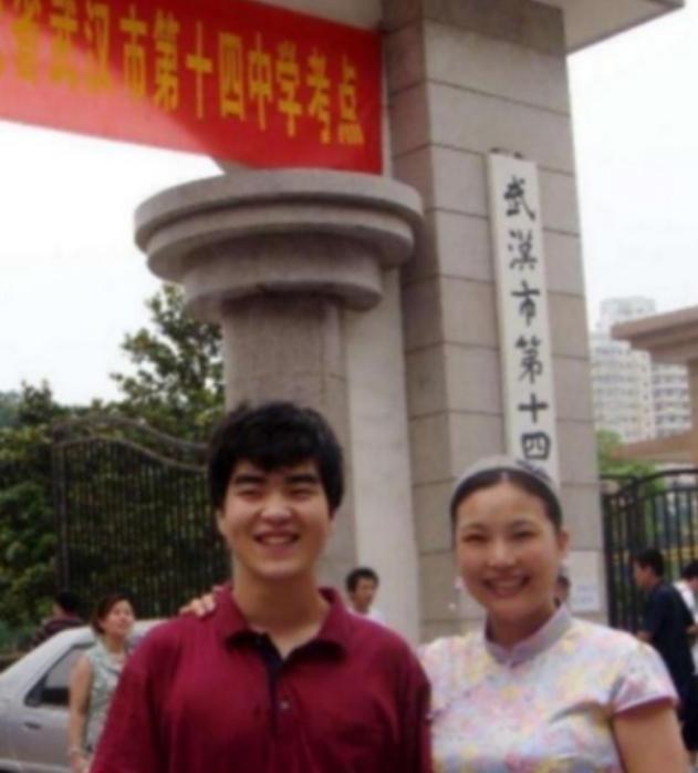 1988年7月18日凌晨，武汉产房里异常寂静。新生儿全身发紫，双眼紧闭，被迅速转