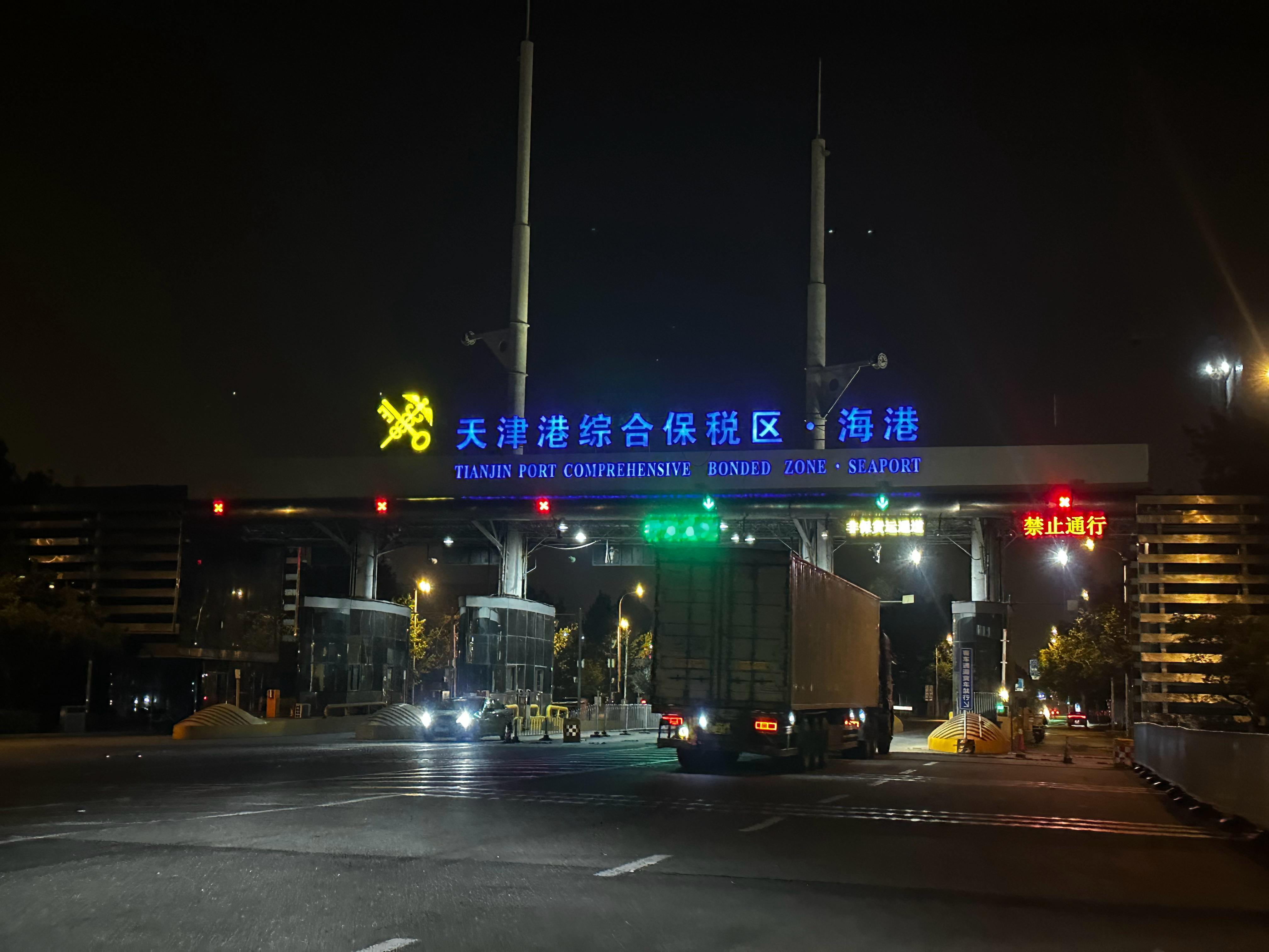 用集装箱拉货，五轴的斯卡尼亚如果压车压一天，你们觉得应该付多少钱压车费合适？压车