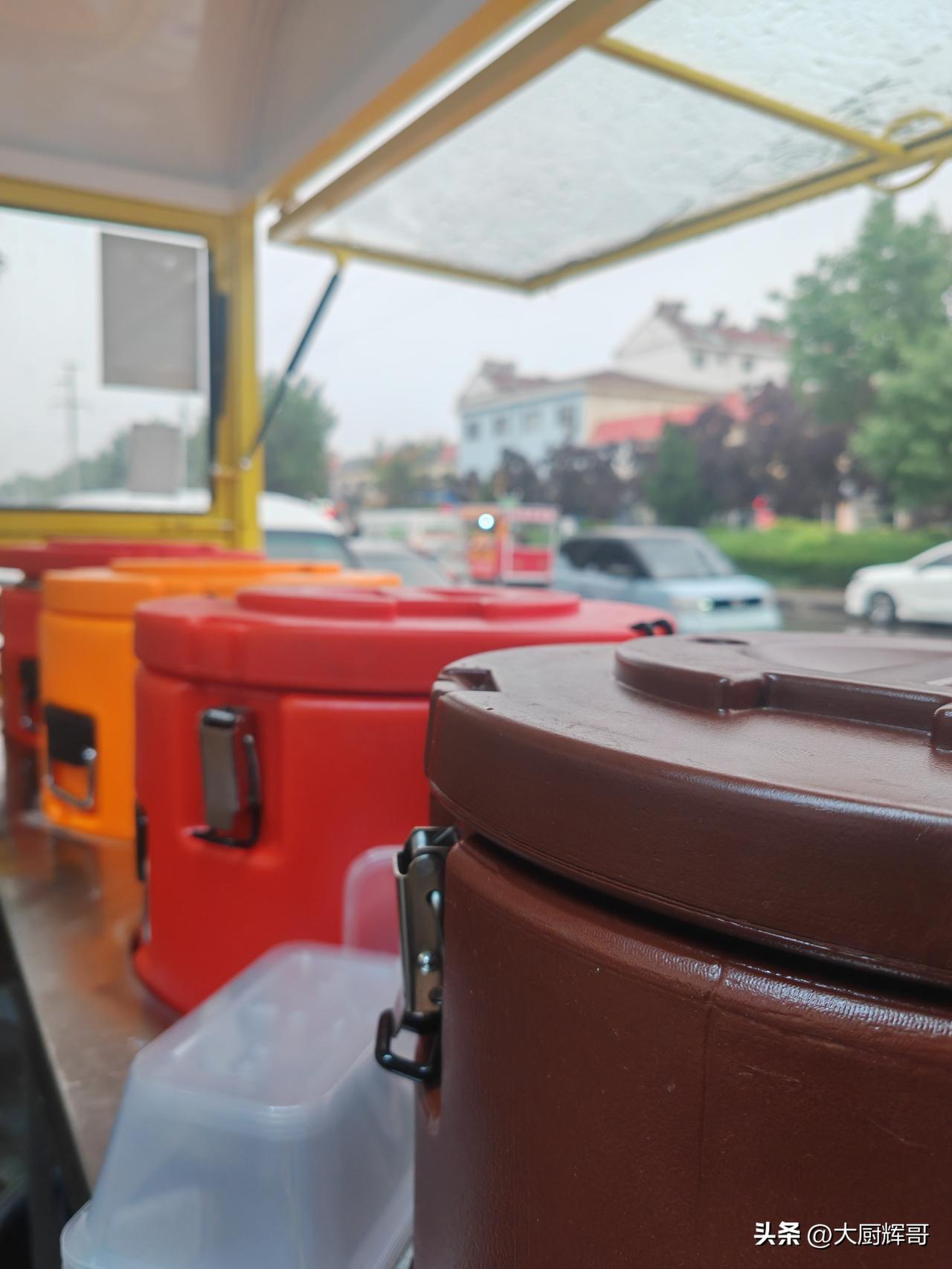 上午十点多开始下雨，一直没停。但摆摊还是正常，中午十二点左右，铁粉们开车来买盒饭
