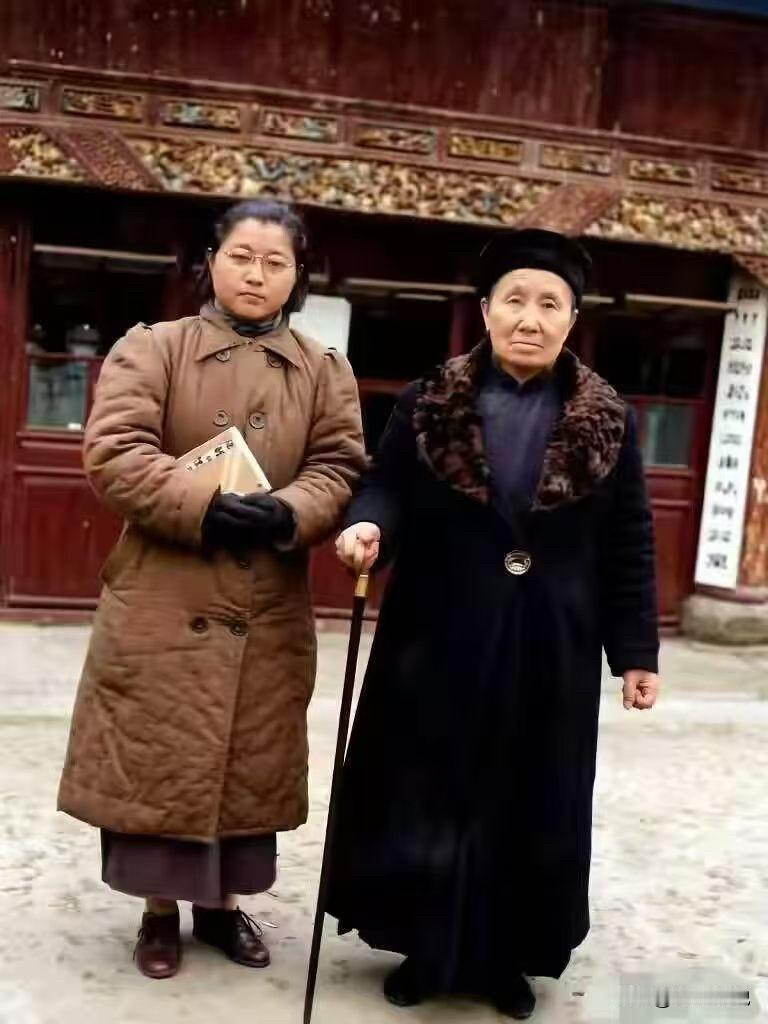 【历史老照片】这张照片是赵洪文国（赵老太太，俗称“双枪老太婆”原型）与女儿赵理智